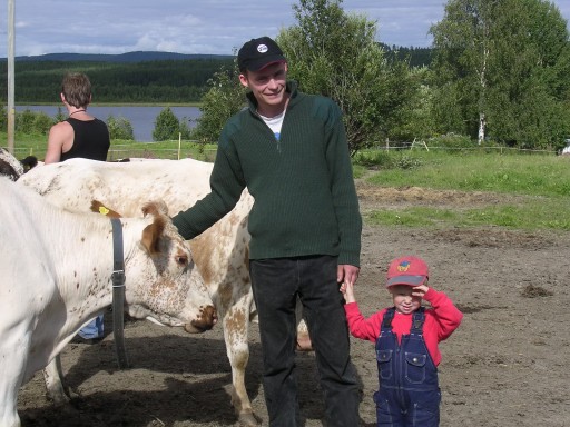 Ägaren till gården Värjastorp i Södra Harads Fredrik Olsson med sonen Emil och kon Snövit