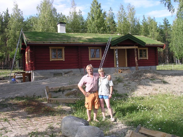 Mona o Ivan framför nya huset