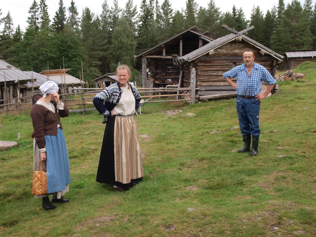 Linda, Anna och Hedbodarnas brukare Alf Sjödén.