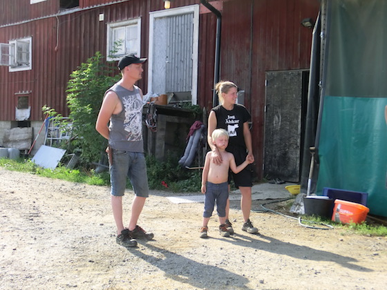Viktor o Martina utanför lagårn.