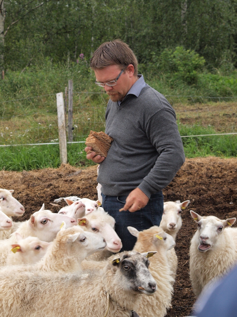 Mikael Ågren frestar med knäckebröd.