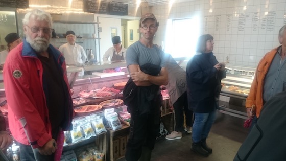 David Lindegren I sin gårdsbutik. Pratar kvalité på lantraskött.